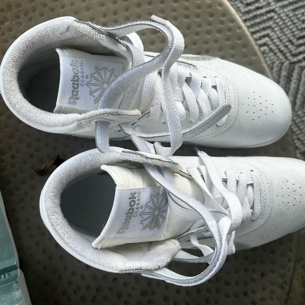 Reebok Size 7.5 Women’s White & Silver High Top